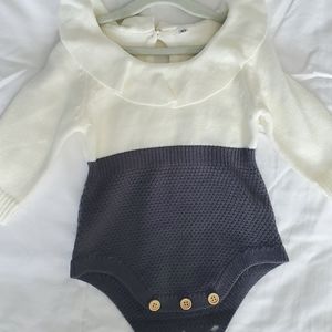 Long sleeve knitted jumper/romper.